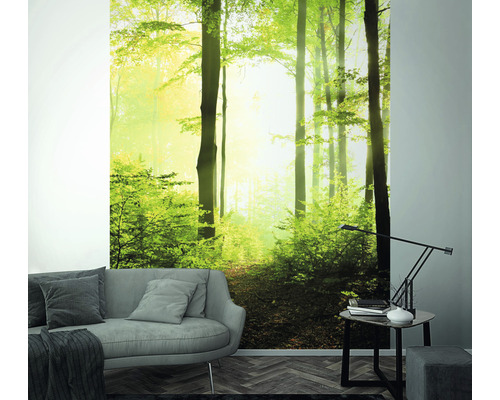 Papier peint avec motif de forêt dans un salon avec canapé et table d''appoint