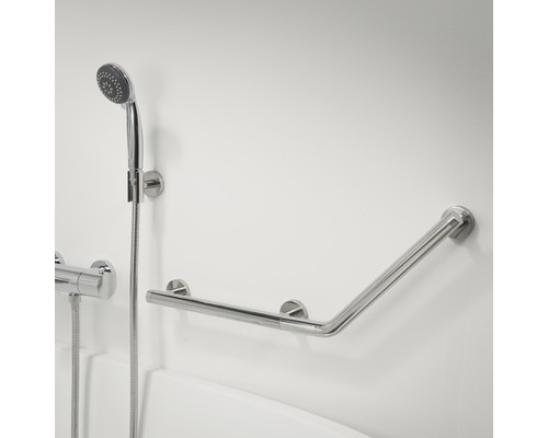 Barre d''appui en acier inoxydable à côté d''un ensemble de douche dans la salle de bain.