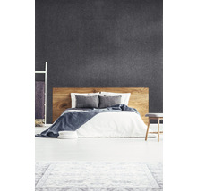 Chambre à coucher avec lit en bois et mur gris