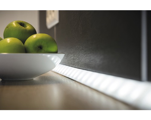 Scène de cuisine décorative avec ruban lumineux LED et un bol de pommes