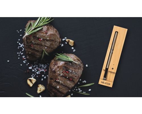 Deux steaks aux herbes et épices et un thermomètre à viande de la marque Meater