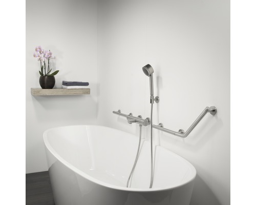 Badezimmer mit Badewanne, Haltegriff und Duschkopf