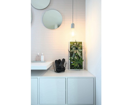 Badezimmerszene mit Waschtischunterschrank, Spiegeln, Lampe, Wandbild und Handtüchern