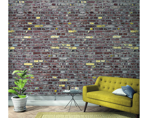 Wohnraum mit Backsteinwand, Pflanze, Sofa und Teppich