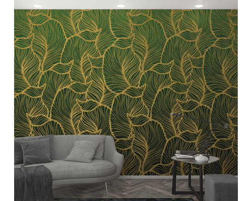 Raumansicht mit grüner Blättertapete und grauer Couch