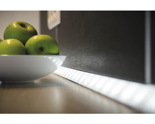 Scène de cuisine décorative avec bande LED, évier et corbeille de fruits
