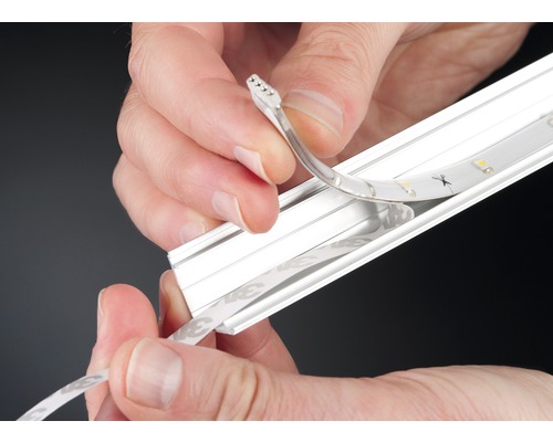 Installation d''un ruban LED dans un profilé en aluminium