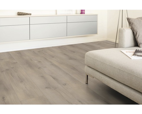 Heller Wohnraum mit Laminatboden in Holzoptik und modernem Sofa