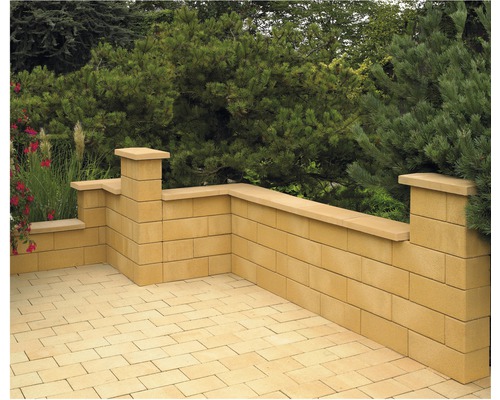 Gartenmauer aus Betonsteinen mit passender Pflasterung
