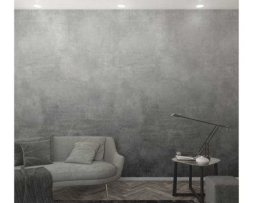 Décoration murale grise avec canapé, table et lampe dans une pièce à vivre.