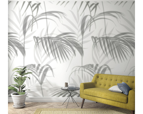 Salon avec papier peint motif palmier, canapé et plante d''intérieur