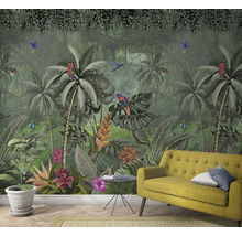 Salon avec un papier peint photo jungle avec des arbres, des oiseaux et des papillons