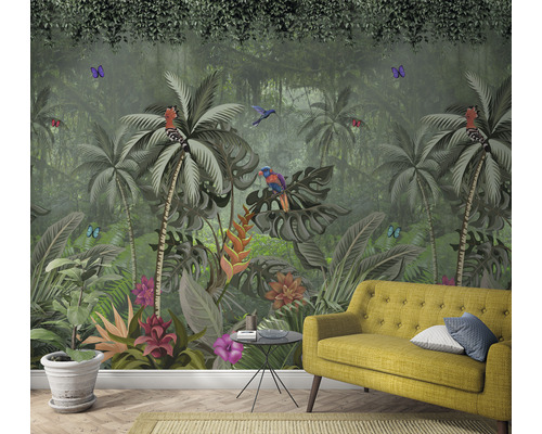 Salon avec un papier peint photo jungle avec des arbres, des oiseaux et des papillons