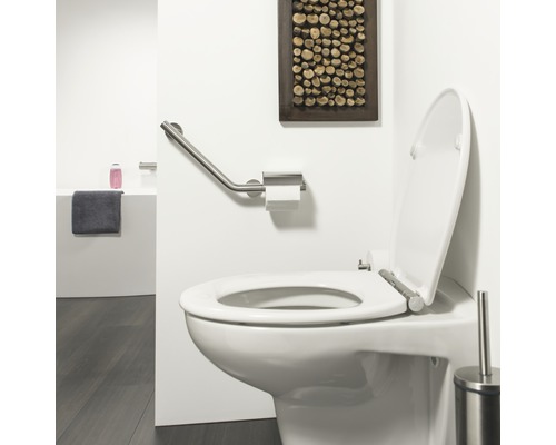 Modernes Badezimmer mit Wand-Tiefspüler Toilette, Haltegriff und Holzbildelement