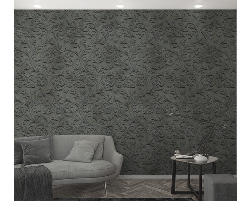 Wohnzimmer mit grauer floraler Mustertapete, Sofa und Tisch