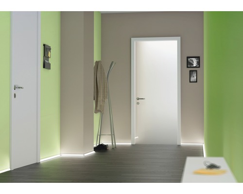 Flur mit zwei Innentüren, Garderobe und indirekter Beleuchtung.