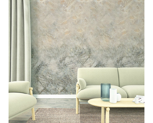 Salon avec des meubles clairs et un mur avec du papier peint imitation béton