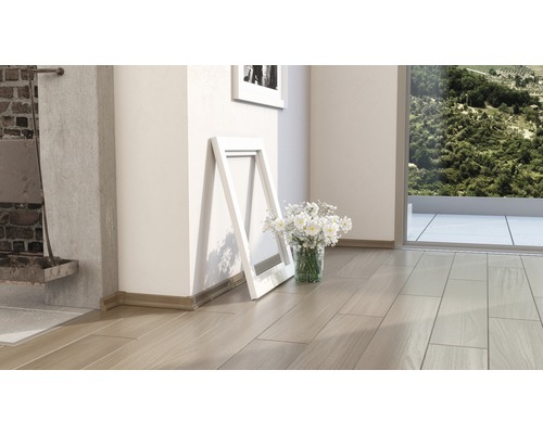 Pièce lumineuse avec parquet, cadre photo et fleurs dans un vase
