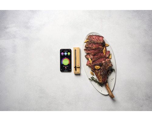 Thermomètre à viande intelligent avec application et steak Tomahawk sur une assiette