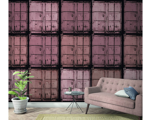 Wohnzimmer mit Fototapete, die gestapelte Seecontainer zeigt, Sofa, Beistelltisch und Topfpflanze.