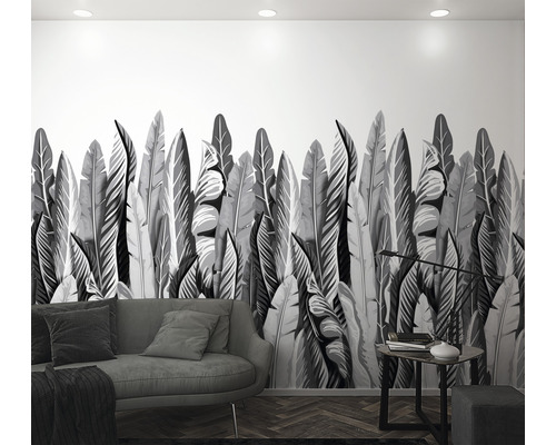 Salon avec papier peint à motifs de feuilles, canapé et table d''appoint