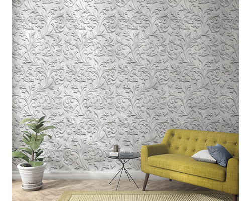 Wohnzimmer mit gemusterter Tapete, Sofa, Beistelltisch und Zimmerpflanze