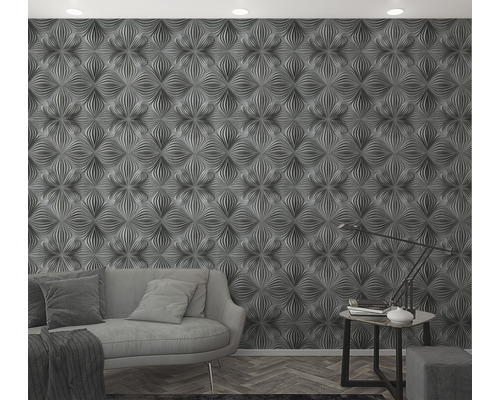 Wohnzimmer mit grauer gemusterter Wand, Sofa und Tischlampe.