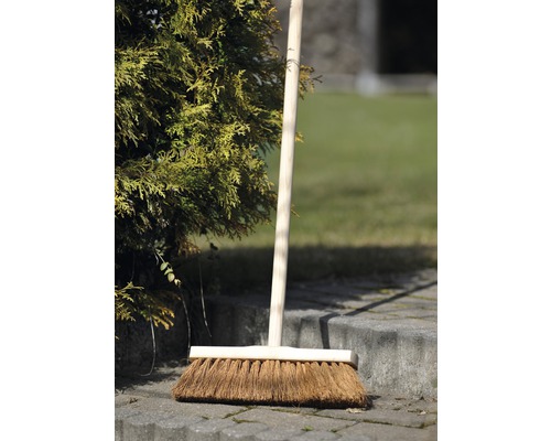 Kokosbesen mit Holzstiel für den Außenbereich