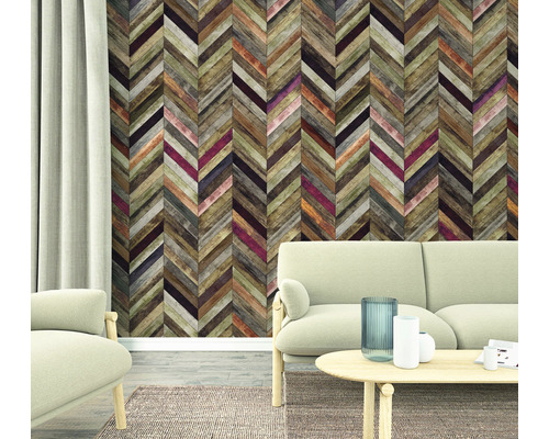 Salon avec un papier peint imitation bois à chevrons et des meubles beiges