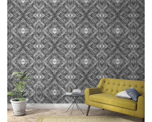 Salon avec papier peint à motifs, canapé et plante d''intérieur