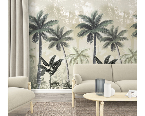 Salon avec papier peint photo motif jungle, canapé, fauteuil, table et rideau