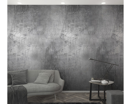 Salon avec un canapé gris et un mur avec un aspect riveté