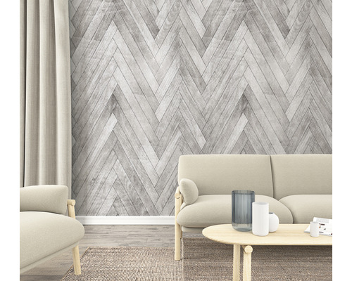 Salon avec canapé, fauteuil et papier peint à chevrons