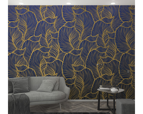 Salon avec canapé et papier peint à motifs de feuilles