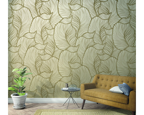 Salon avec papier peint à motifs de feuilles, canapé et plante d''intérieur