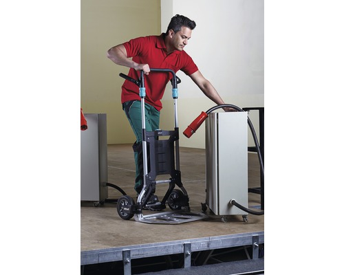 Mann bedient eine Wolfcraft Sackkarre zum Transportieren von Gütern