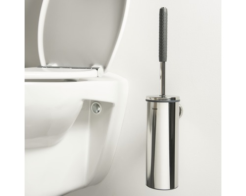 Wandhängendes WC mit Toilettenbürstengarnitur aus Edelstahl