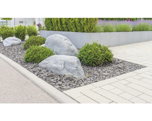 Gestalteter Gartenbereich mit Steinen, Kies und Pflanzen