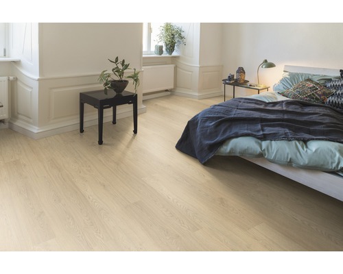 Stratifié clair dans une chambre avec lit et table de chevet