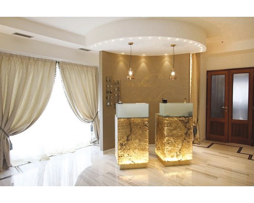 Heller Raum mit Vorhängen, Rezeptionstischen und Deckenleuchten