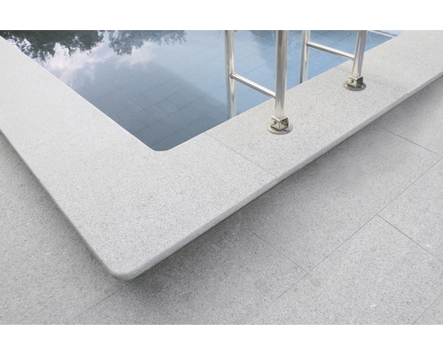 Vue détaillée d''une piscine avec margelles et échelle.