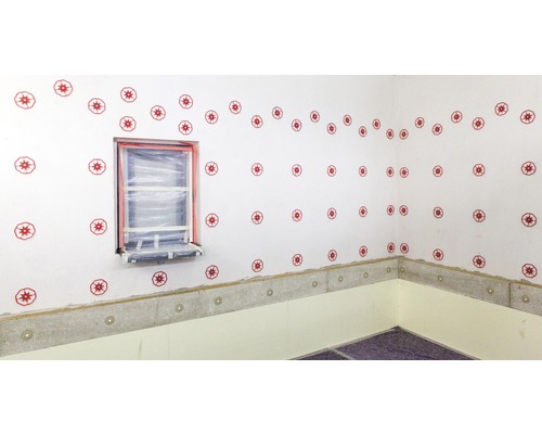 Raum mit Dämmplatten an Wänden und Fenster