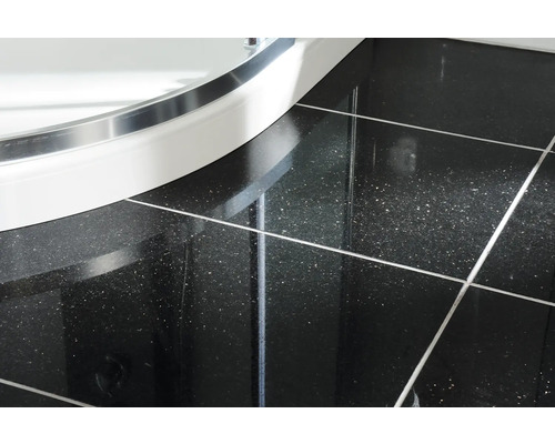 Detailaufnahme von Fliesen und Duschwanne im Badezimmer.