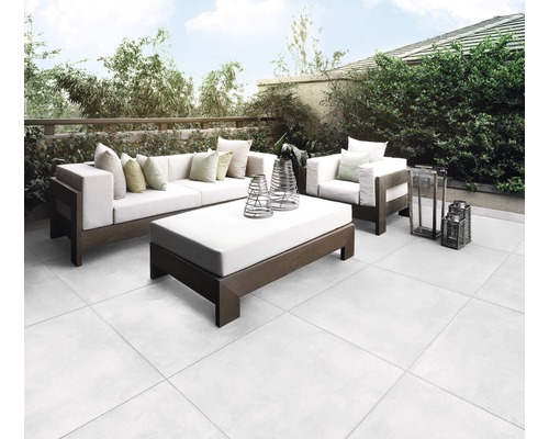 Terrasse avec coin salon et carreaux de sol à l''extérieur.