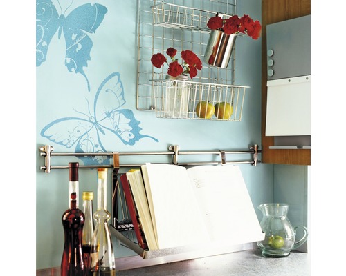 Scène de cuisine avec étagère murale, support de livre de cuisine et éléments décoratifs