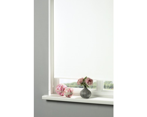 Weisses Rollo am Fenster mit Dekoration