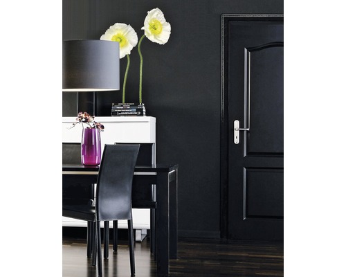 Idée d''aménagement avec table à manger, chaises, buffet et porte noirs.