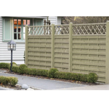 Clôture en bois dans le jardin avec lampe et buissons