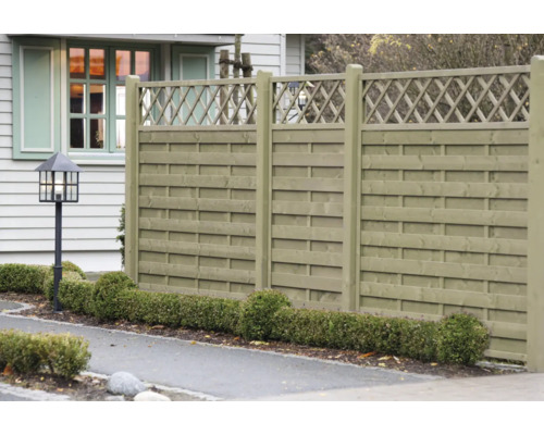 Clôture en bois dans le jardin avec lampe et buissons