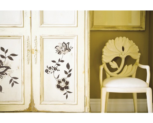 Armoire décorative à motif floral et une chaise